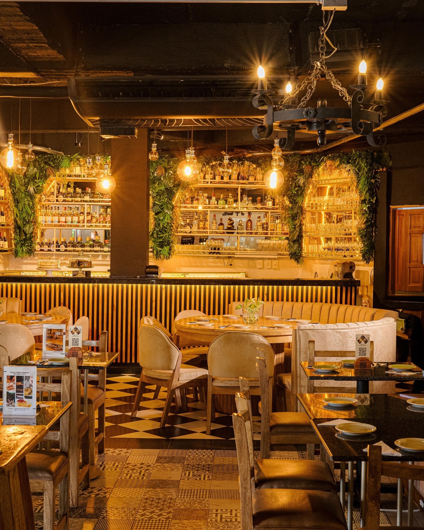 Decoración de mesa en Brasa & Barril Alto Bosque