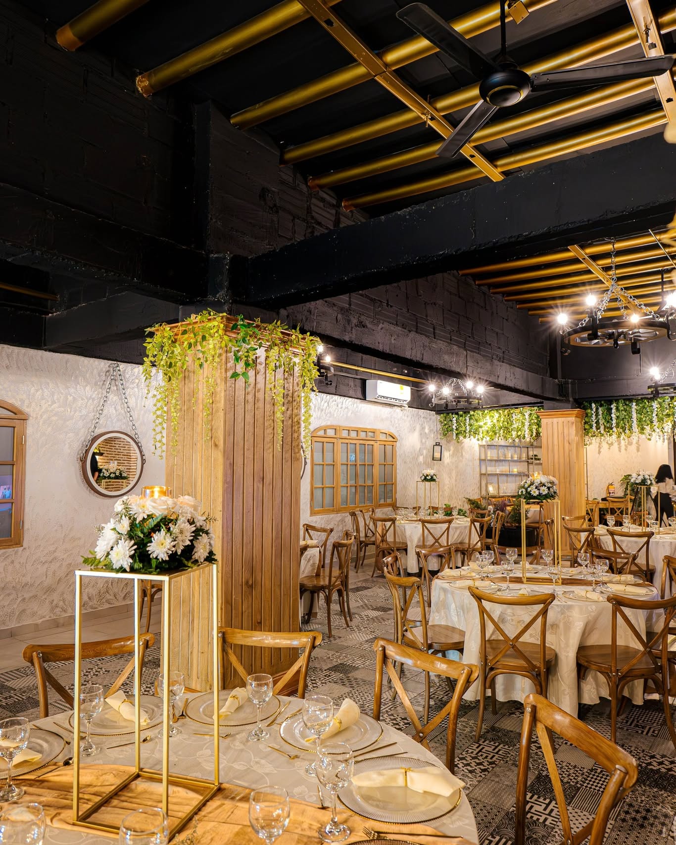 Detalle de bebida y acompañamientos en Brasa & Barril