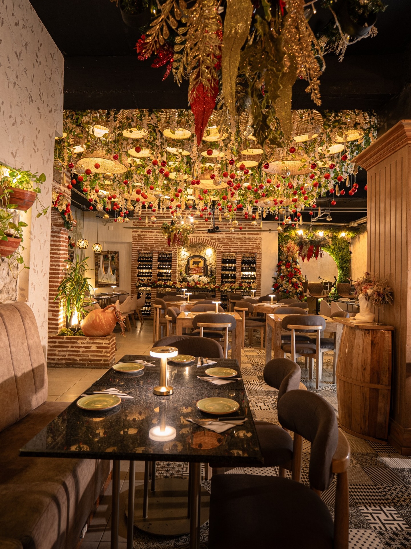 Mesa servida en Brasa & Barril Alto Bosque